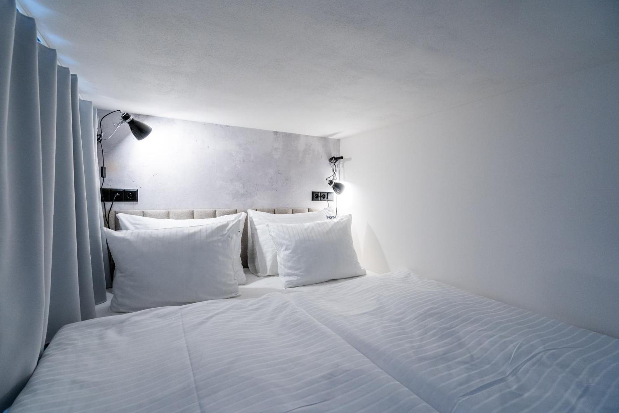 Honest Karlin Aparthotel Prague Exterior photo