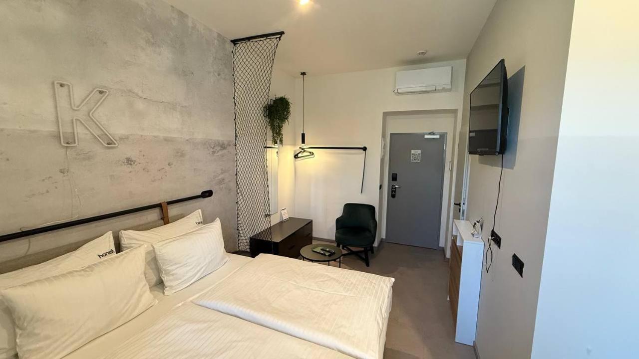 Honest Karlin Aparthotel Prague Exterior photo